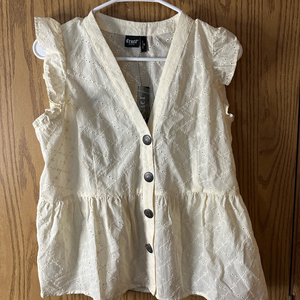 CRUEL GIRL WOMEN'S EYELET SLEEVELESS BUTTON-DOWN BLOUSE **NWT** - Picture 4 of 7